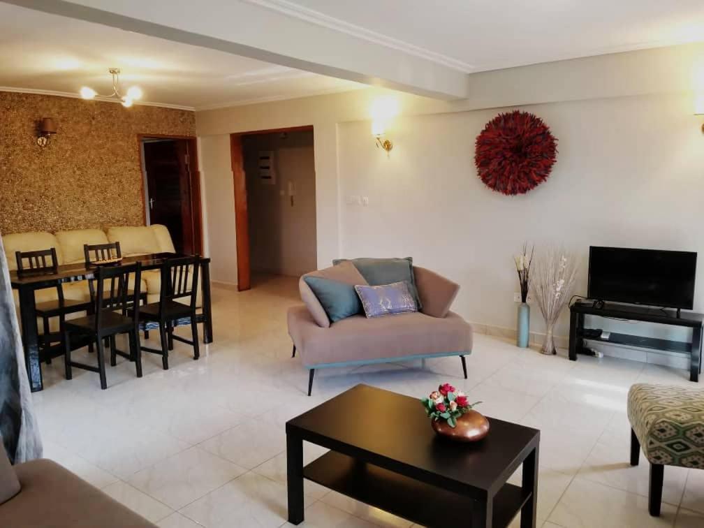 Stone House - Makepe, Douala Aparthotel Ngoại thất bức ảnh